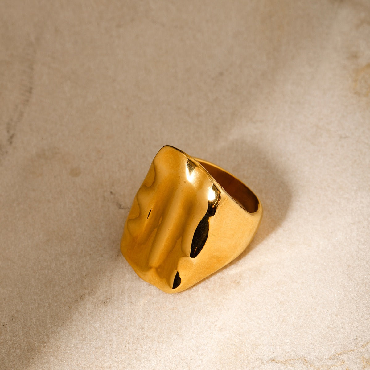 18k gold fashionable and personalized rectangular concave and convex texture design ring