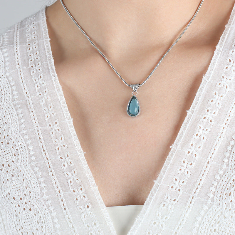 Exquisite and noble drop-shaped gemstone pendant necklace in 18K gold