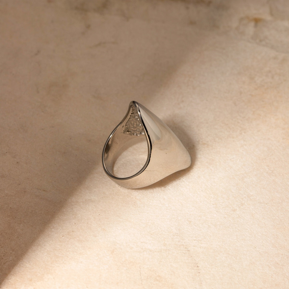 Exaggerated personality, chubby oval design and versatile ring