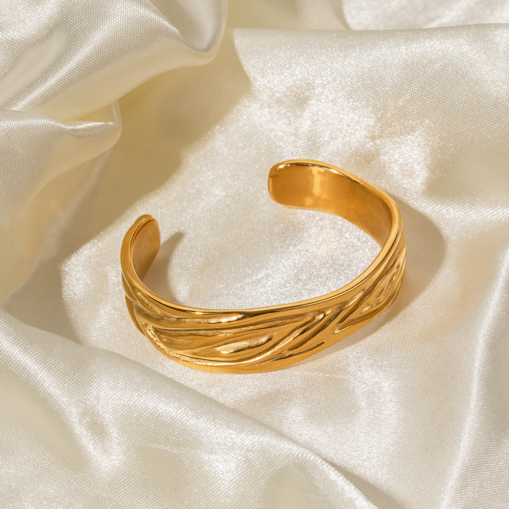 18k Gold Fashion Simple Wrinkle Texture Design Cuff Bracelet