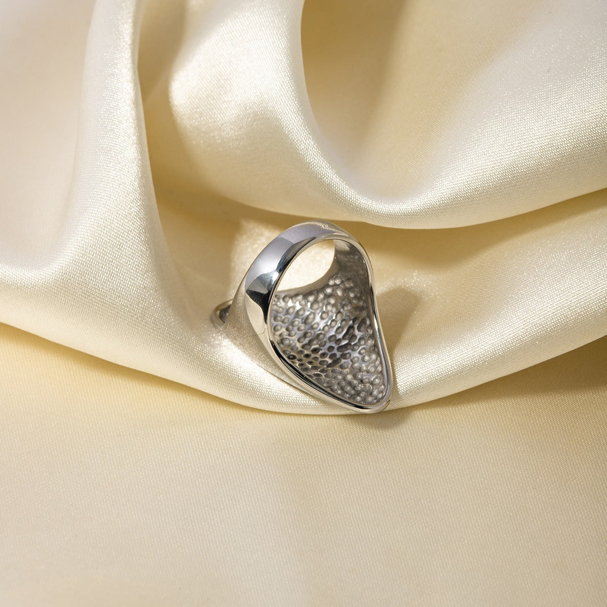 Exaggerated personality, chubby oval design and versatile ring