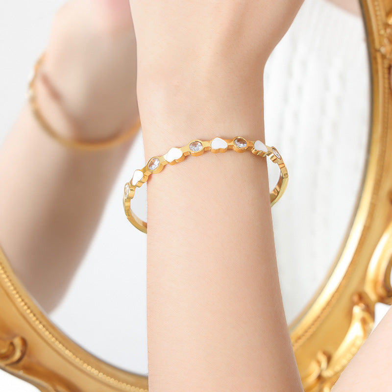 18K gold classic fashionable heart-shaped stitching round zircon design bracelet